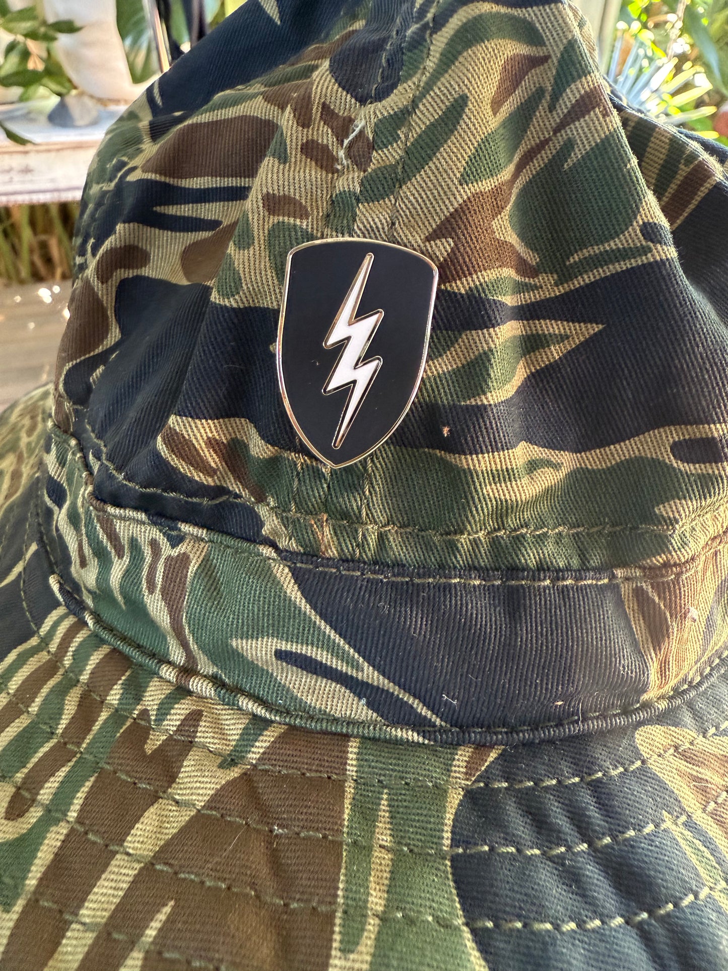 Papa Bolt enamel pin badge DI.