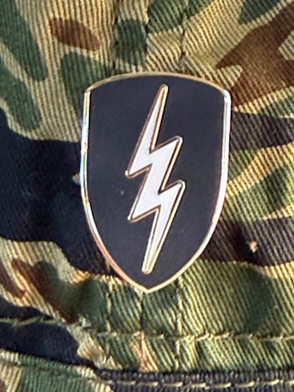 Papa Bolt enamel pin badge DI.