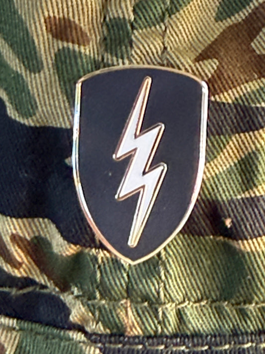 Papa Bolt enamel pin badge DI.