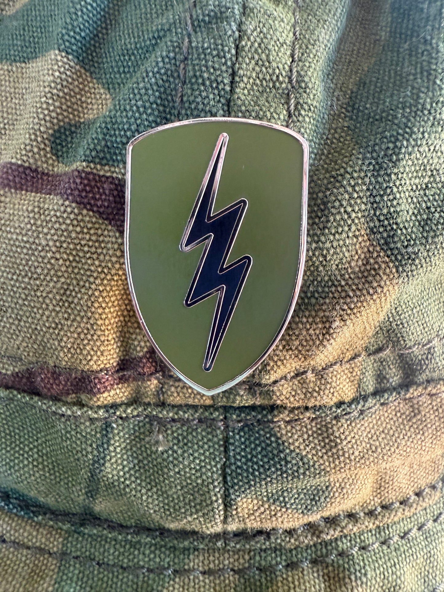 Papa Bolt enamel pin badge DI.