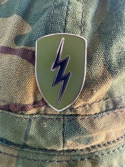 Papa Bolt enamel pin badge DI.